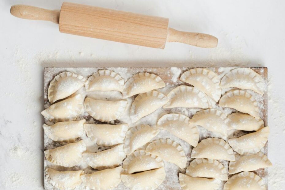 idealna mąka do pierogów Foto: wałek do ciasta i surowe pierogi