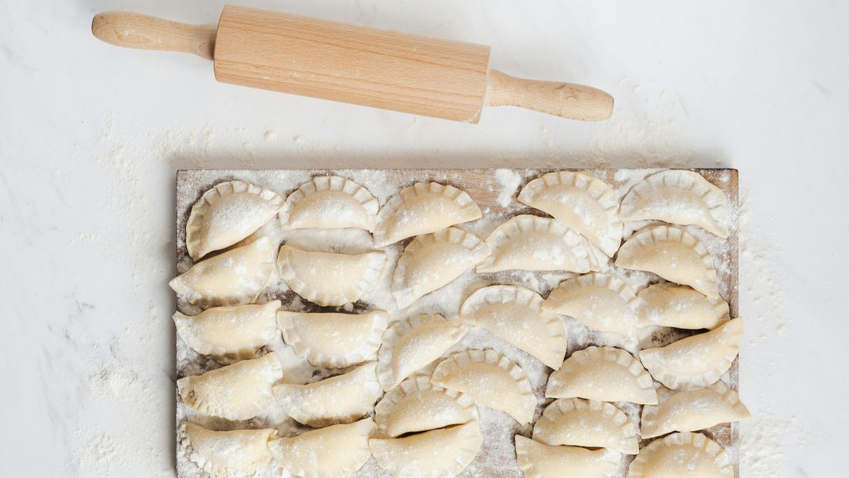 idealna mąka do pierogów Foto: wałek do ciasta i surowe pierogi