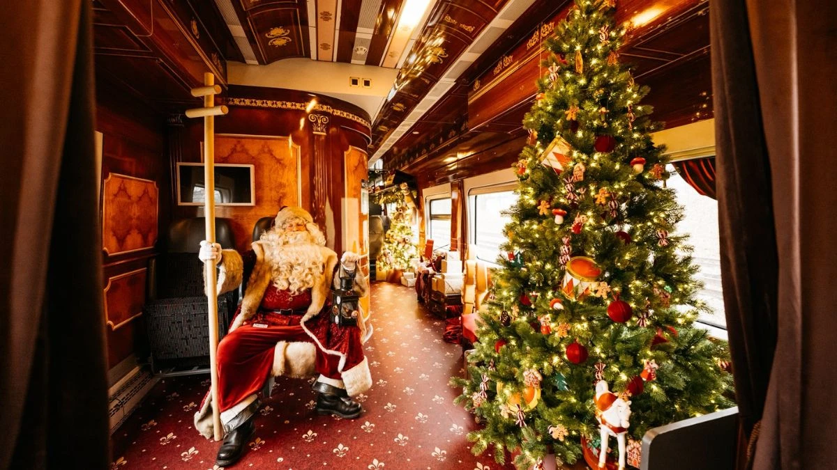 Świąteczny Ekspres z Polski na Litwę Foto: Wnętrze świątecznego pociągu z Polski na Litwę, pełne świątecznych dekoracji