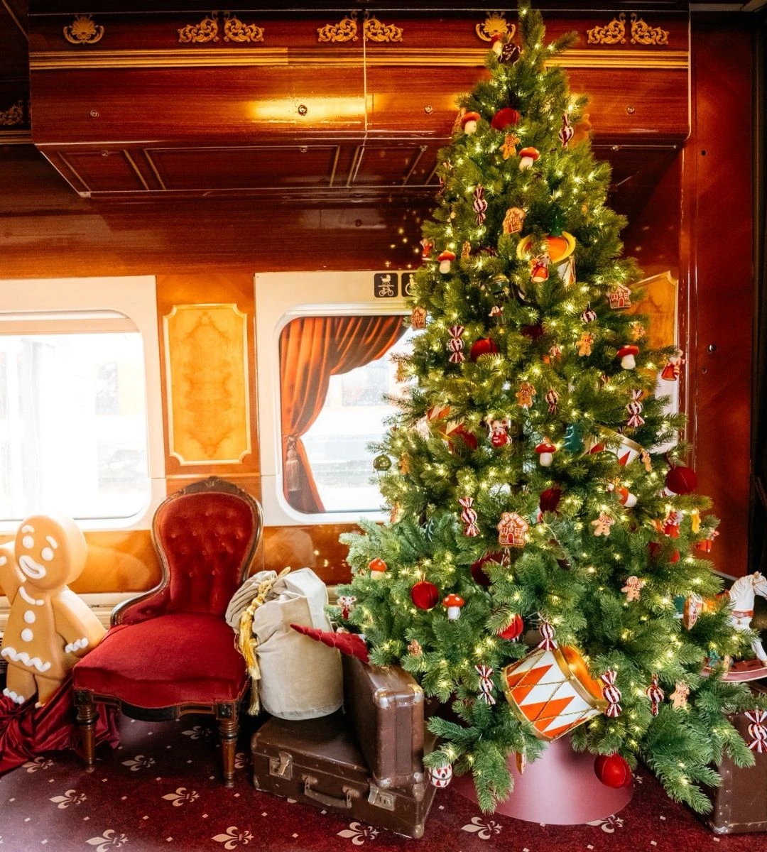 Świąteczny Ekspres z Polski na Litwę Foto: Wnętrze świątecznego pociągu z Polski na Litwę, pełne świątecznych dekoracji