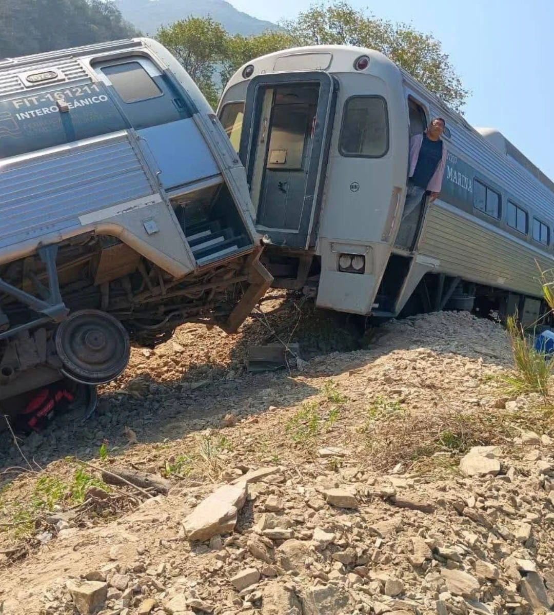 Służby ratunkowe pracujące przy wykolejonym pociągu w Meksyku