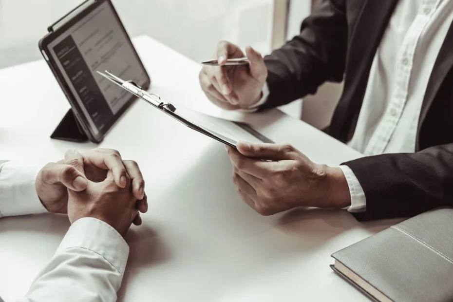 ulubione pytanie Jeffa Bezosa na rozmowie kwalifikacyjnej Foto: rekruter przy biurku przeprowadza rozmowę