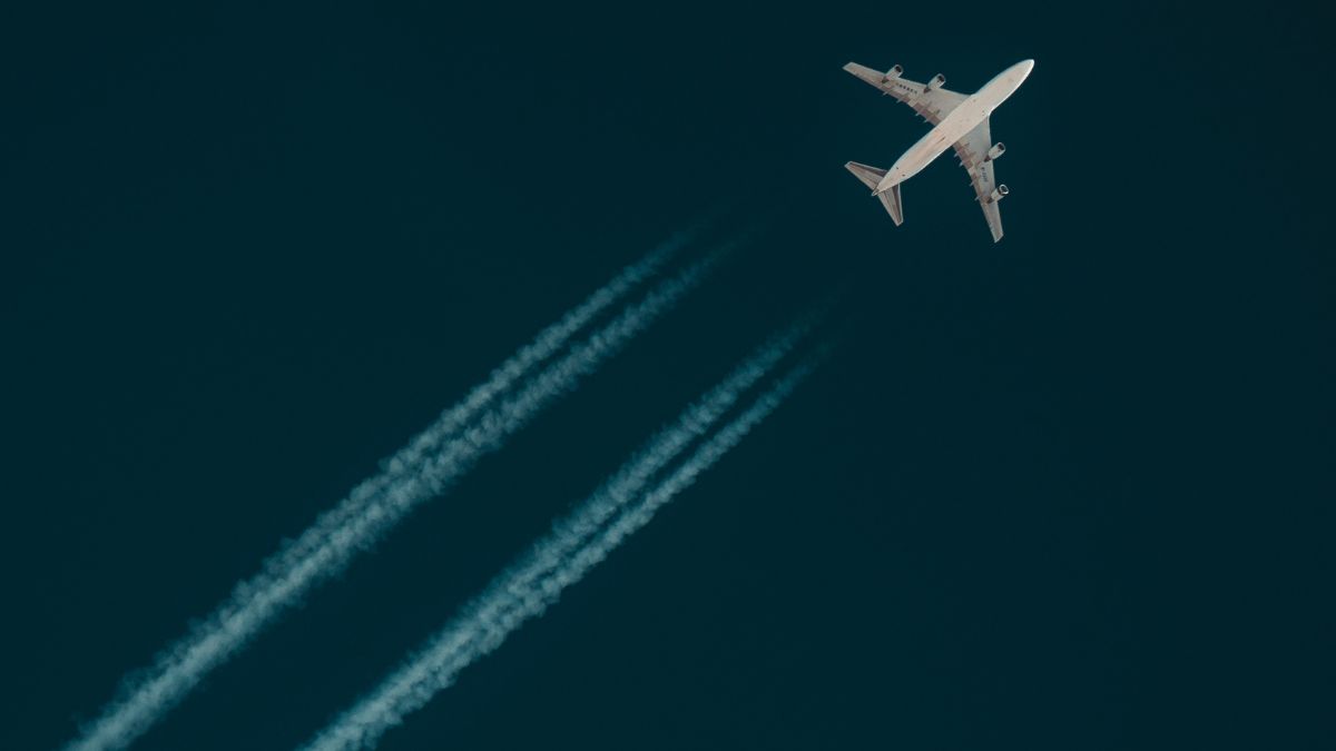 ile trwa najdłuższy bezpośredni lot świata Foto: samolot na niebie