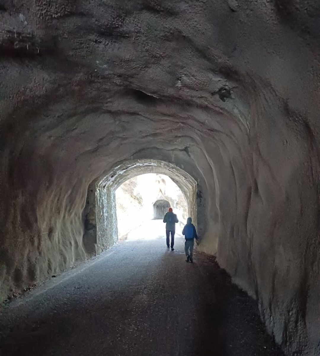 najbardziej niezwykły tunel drogowy w Polsce Foto: Widok tunelu drogowego wydrążonego w litej skale