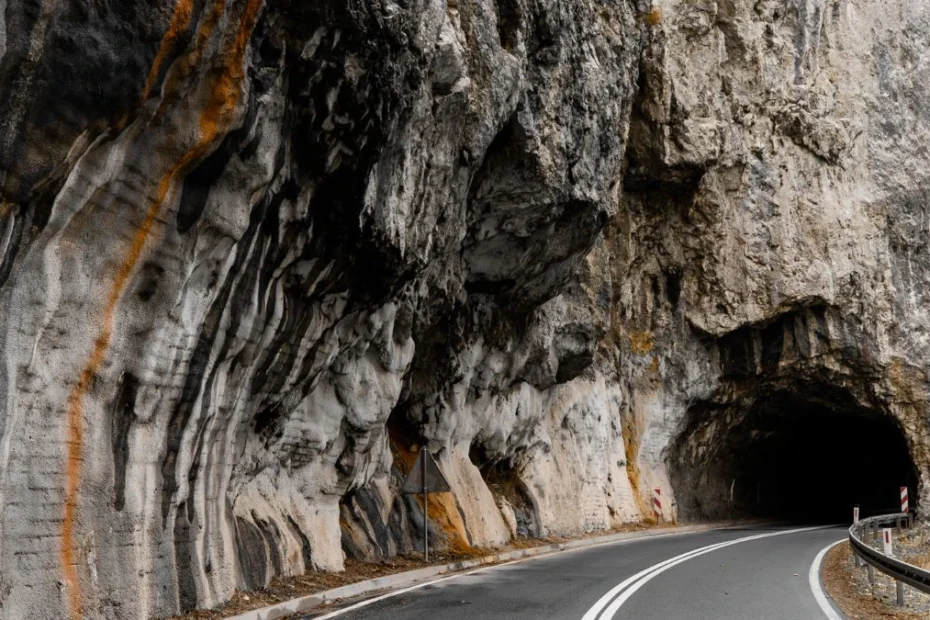 najbardziej niezwykły tunel drogowy w Polsce Foto: Widok tunelu drogowego wydrążonego w litej skale