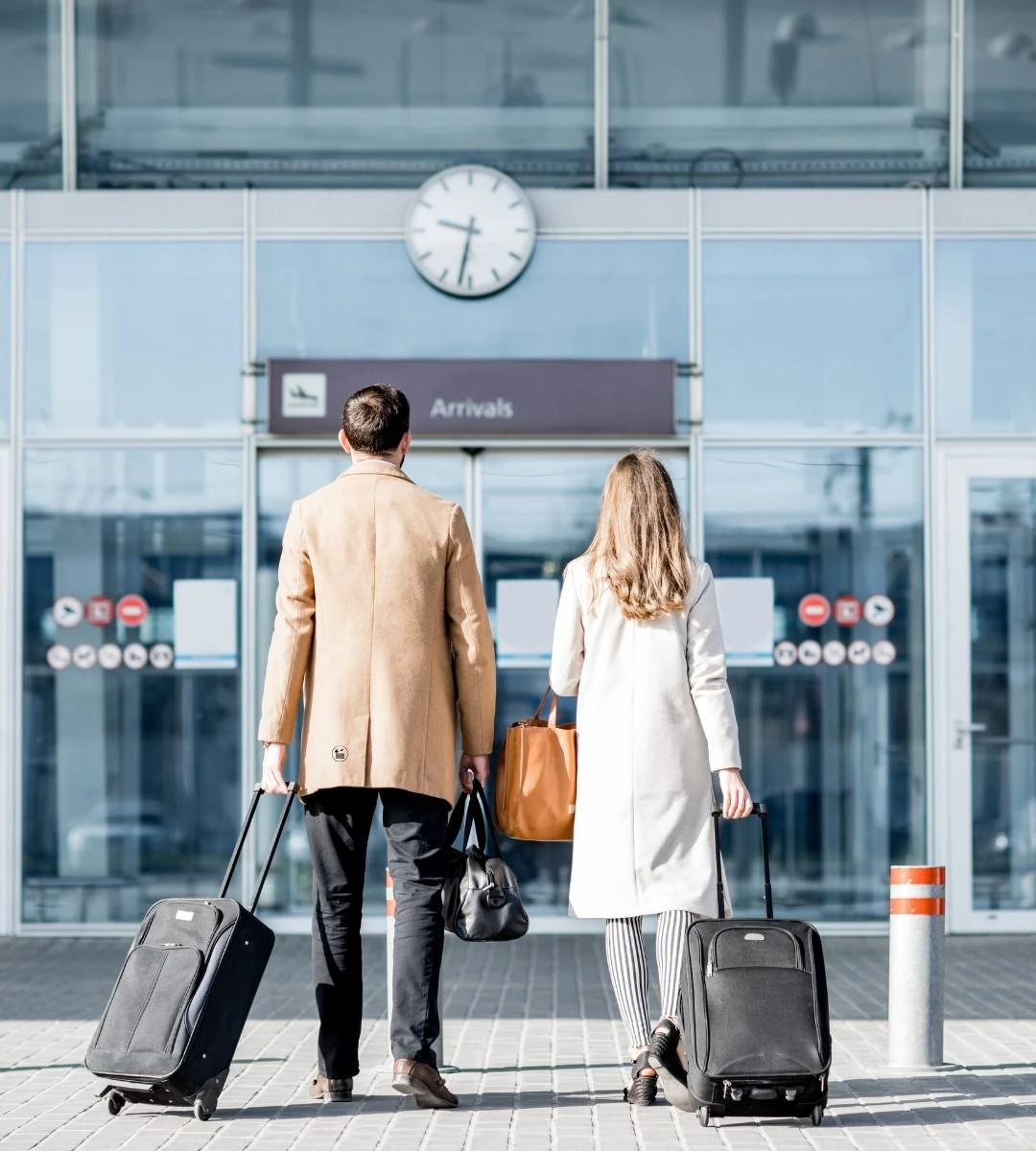 Turyści na tle europejskiego miasta – nowe zasady podróżowania w Europie od 2025 roku