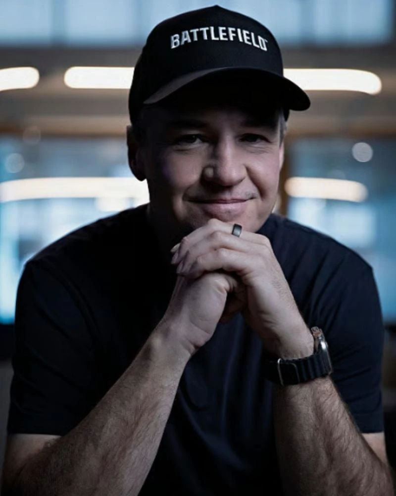 Vince Zampella podczas publicznego wystąpienia