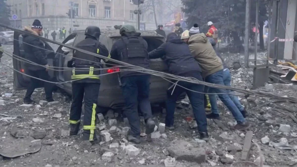 Scenariusz wojenny na Ukrainie, miasto zaatakowane bombardowaniami